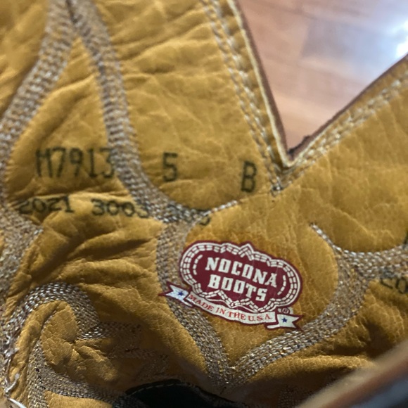 Brown and Black Western Boots - Picture 5 of 6